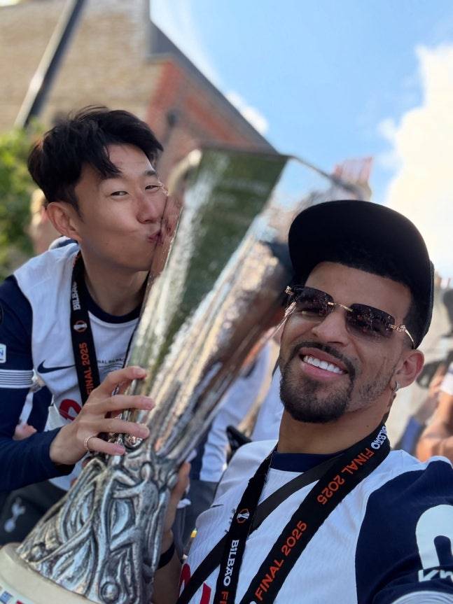 UEL 우승컵을 들고 기뻐하는 손흥민(왼쪽)과 도미닉 솔란케. /사진=도미닉 솔란케 SNS 갈무리