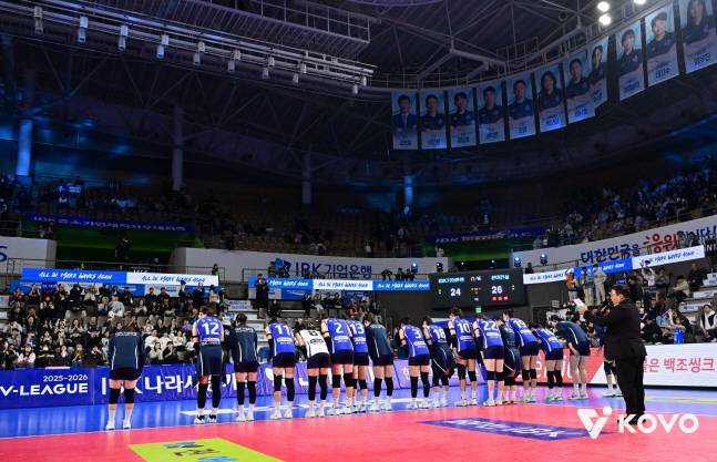 7연패 후 팬들에게 허리를 숙여 인사를 전하는 IBK기업은행 선수들. /사진=KOVO 제공