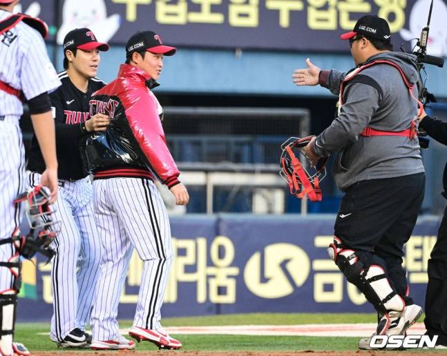 LG 김진성(맨 왼쪽)이 22일 서울 잠실야구장에서 '2025 러브기빙 페스티벌 with 챔피언십'에서 주심에게 항의하는 박관우를 말리고 있다.