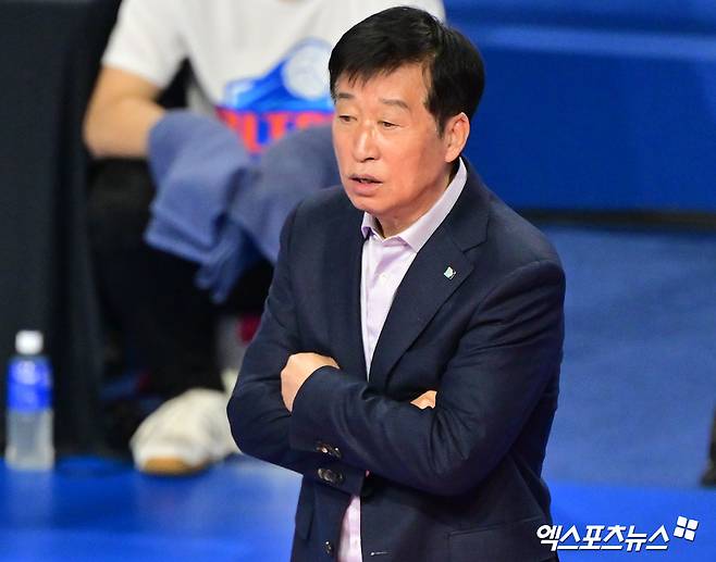 여자프로배구 IBK기업은행이 22일 경기도 화성체육관에서 열린 진에어 2025-2026 V리그 여자부 2라운드 현대건설과의 홈 경기에서 세트 스코어 0-3(22-25 21-25 24-26)으로 패한 직후 김호철 감독의 자진 사퇴를 발표했다. 사진 김한준 기자