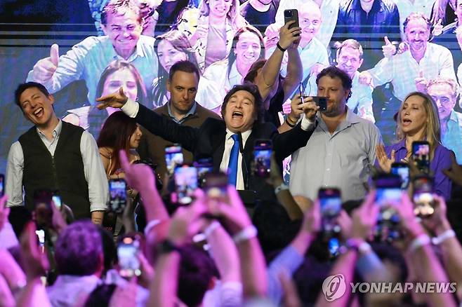 지난달 26일(현지시간) 중간선거 승리 축하하는 아르헨티나 대통령(가운데) [AFP 연합뉴스 자료사진. 재판매 및 DB 금지]