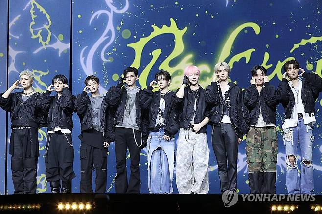 앤팀 한국 데뷔 (서울=연합뉴스) 강민지 기자 = 그룹 앤팀(&TEAM)이 28일 서울 용산구 블루스퀘어에서 열린 한국 데뷔 미니 1집 '백 투 라이프'(Back to Life) 발매 기념 미디어 쇼케이스에서 포즈를 취하고 있다. 2025.10.28
 mjkang@yna.co.kr