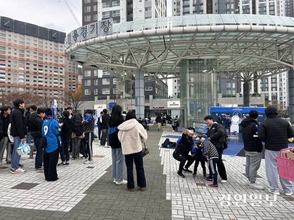 23일 인천 중구 인천축구전용경기장에서 인천 시민들이 시민구단 인천유나이티드의 K리그2 우승을 자축하며 기념촬영을 하고 있다. 2025.11.23 /백효은기자 100@kyeongin.com