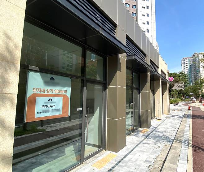 ▲&nbsp;인천 2호선 왕길역 인근에 모처럼 들어선 신축, 서구 '오류동 신축' 상가 모습. 주변 초등학교, 중학교(예정)를 지녀 학세권 인프라를 자랑한다. 다만, 1000세대 미만 중소형 단지들이 몰려 있어 아파트 상가는 물론이고 일반 상권가 형성이 규모 있게 형성되진 않은 동네다.