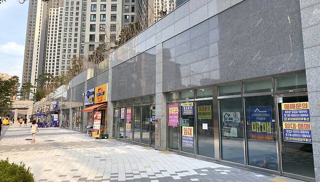 ▲&nbsp;지난해 입주를 시작한 부평구 부평동 한 신축 단지 상가 모습. 전체 상가 중 절반치 정도만 입점을 완료했다. 부평동에선 서울과 경기, 인천 전역 이동이 쉬운 교통 인프라 덕분에 최근 재개발과 재건축이 계속되고 있다.