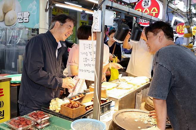 원당시장을 찾아 상인들의 목소리를 듣고 민생 살피는 이동환 고양특례시장. 사진=고양시청