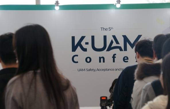 오늘(20일) 인천 송도컨벤시아에서 개막한 제5회 K-UAM 콘펙스를 찾은 대학생들 [사진 = 이장원 기자]