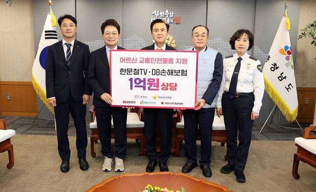 ▲ 김태흠 지사가 한문철TV와 DB손해보험으로부터 1억 원 상당의 교통안전물품을 전달 받았다-충남도 제공