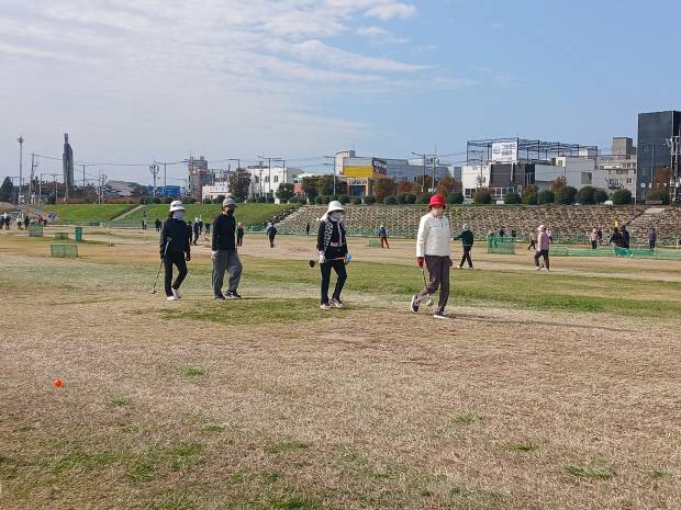 파크골프 이용자들이 지나다니는 곳 옆으로 타 홀에서 날아온 공이 빠른속도로 굴러가고 있다. 사진=이기암기자