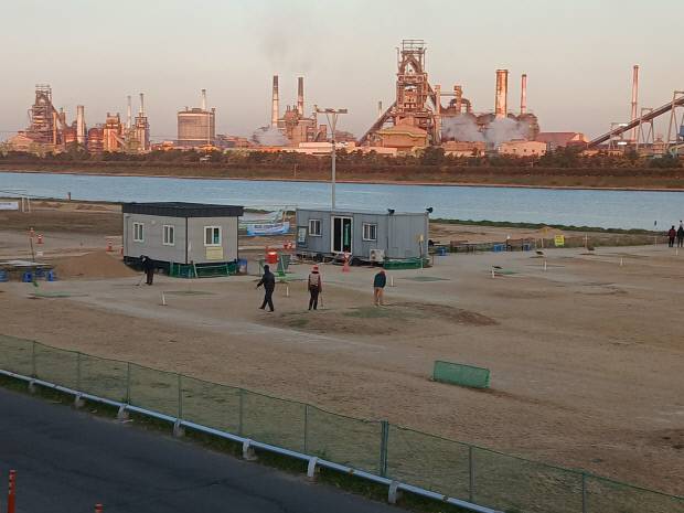 구장 내에 컨테이너가 2개 있지만 시민들을 위한 편의시설은 없는 상황이다. 사진=이기암기자