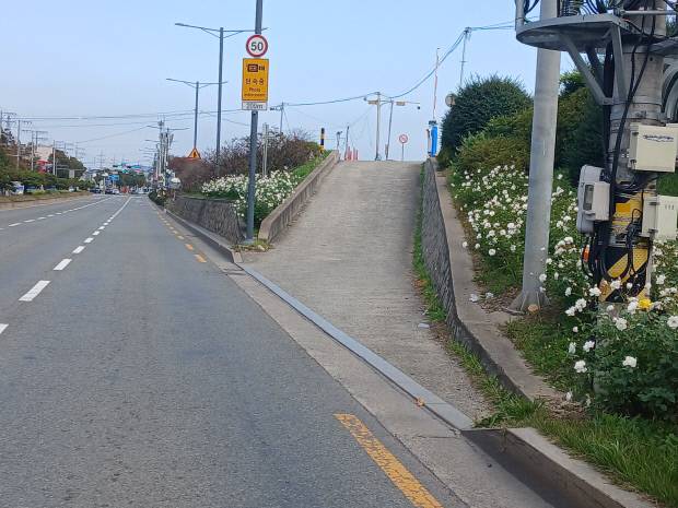 출입구 중 한 곳은 간판조차 달려있지 않아 처음 온 이용자들이 입구를 찾지 못해 헤매는 경우도 종종 있다. 사진=이기암 기자