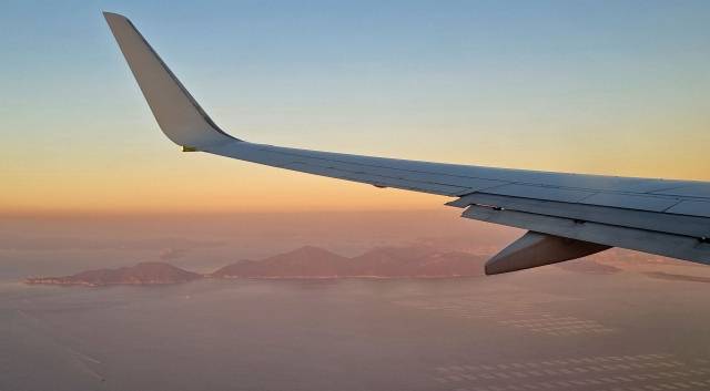 동남권 국민들의 30년 숙원인 가덕신공항 공사 기간 연장 발표에 지역의 비판이 거세다. 지난 22일 오전 비행기에서 바라본 가덕신공항이 들어설 부산 강서구 가덕도 전경. 김경현 기자 view@