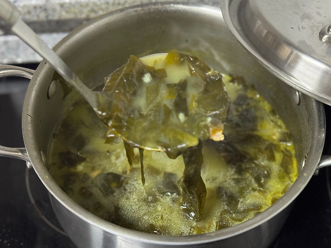 인심 넉넉하게 국물맛 좋은 미역국 한국자 뜬 모습