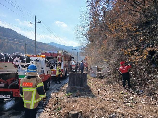 지난 20일 의성군 구천면 장국리 방화 현장에서 소방 당국이 화재를 진화 하고있다.(경북소방본부 제공)