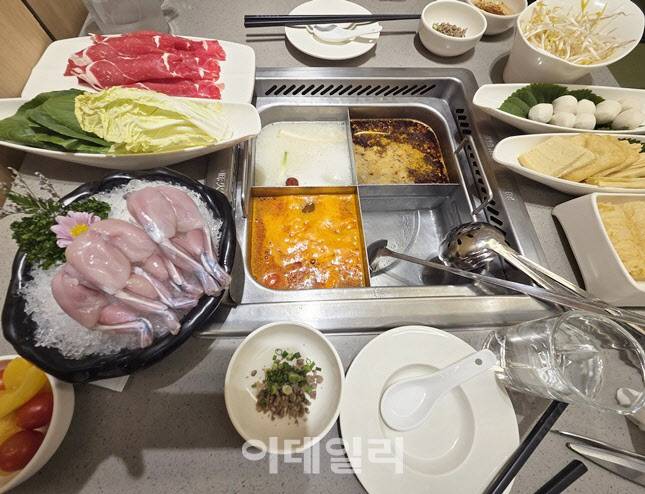 하이디라오에서 주문한 훠궈 구성과 개구리 다리 메뉴. (사진=한전진 기자)