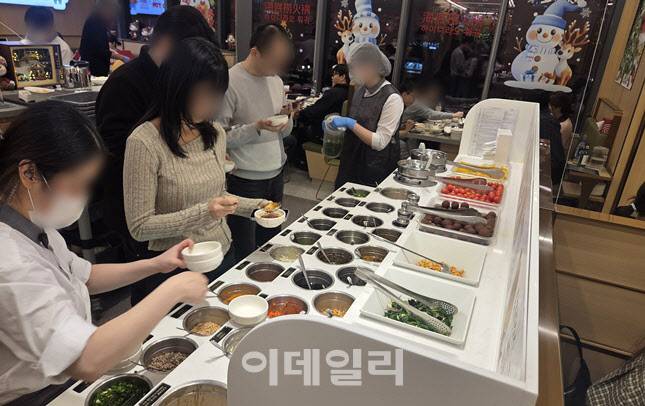 수십 가지 재료가 마련된 하이디라오 소스바. 손님들이 각자만의 ‘인생 소스 조합’을 찾기 위해 분주하다.