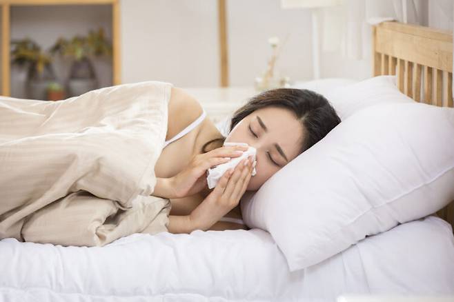 으슬으슬 몸이 춥거나 목이 칼칼해지고 코가 막히기 시작할 때는 초기 대응이 중요하다. 사진=클립아트코리아