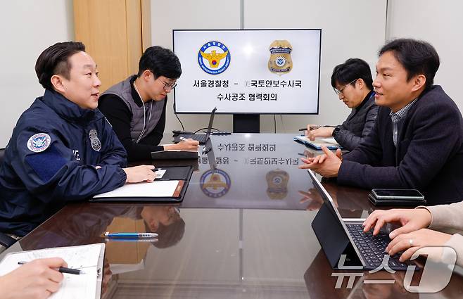 오규식 서울경찰청 사이버수사2대장이 지난 20일 서울 종로구 서울경찰청 청사에서 미국 국토안보수사국(HSI) 수사관과 수사공조 협력회의를 하고 있다. 2025.11.20/뉴스1 ⓒ News1 안은나 기자