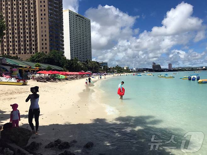 괌 서부 타무닝 해변가에서 여행객들이 물놀이를 하고 있는 모습(자료사진). 2017.08.14. ⓒ 로이터=뉴스1 ⓒ News1 김성식 기자