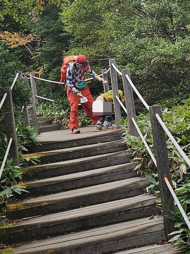 한 중국인 가족이 한라산 등산로에서 대변을 보고 있다. 출처=한 중국인 가족이 한라산 등산로에서 대변을 보고 있다.