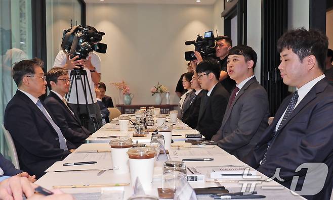 서울 중구 서울역 내 한 음식점에서 열린 대한전공의협의회와 대한수련병원협의회의 간담회에서 한성존 대한전공의협의회 비상대책위원장이 모두발언 하고 있다. /뉴스1 ⓒ News1 장수영 기자
