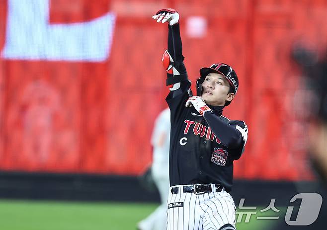 31일 대전 한화생명볼파크에서 열린 프로야구 2025 신한 SOL뱅크 KBO 포스트시즌 한국시리즈 5차전 LG 트윈스와 한화 이글스의 경기, 9회초 1사 1,2루 상황에서 LG 박해민이 안타를 치고 기뻐하고 있다. 2025.10.31/뉴스1 ⓒ News1 김도우 기자