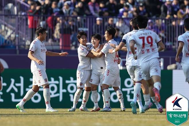 안양을 상대로 득점한 뒤 기뻐하는 수원 선수들. 제공 | 한국프로축구연맹