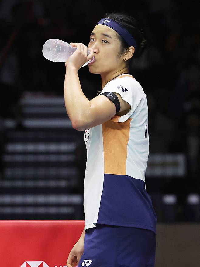 안세영이 28일 경기도 수원체육관에서 열린 세계배드민턴연맹(BWF) 월드투어 슈퍼 500 코리아오픈 여자단식 결승에서 일본 야마구치 아카네와 경기 중 물을 마시고 있다. 사진 | 연합뉴스