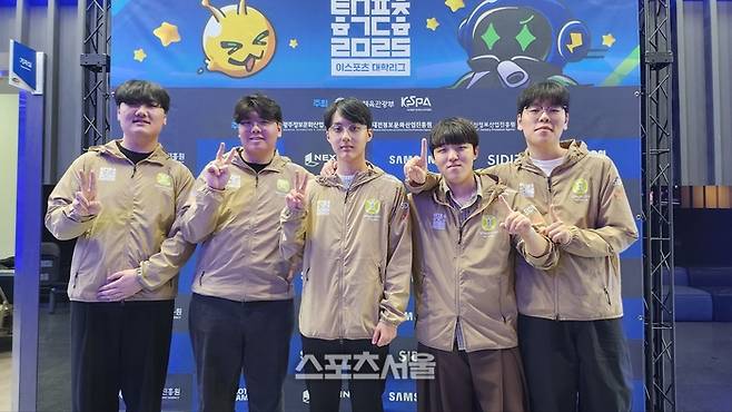 신구대 선수들이 3일 광주광역시 동구에 위치한 광주e스포츠 경기장에서 열린 2025 e스포츠 대학리그 전국결선 리그 오브 레전드(LoL) 종목 결승전 우승 후 포즈를 취하고 있다. 광주 | 김민규 기자 kmg@sportsseoul.com