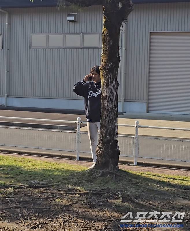 21일 강백호와 통화하는 이원석. 미야자키(일본)=이종서 기자