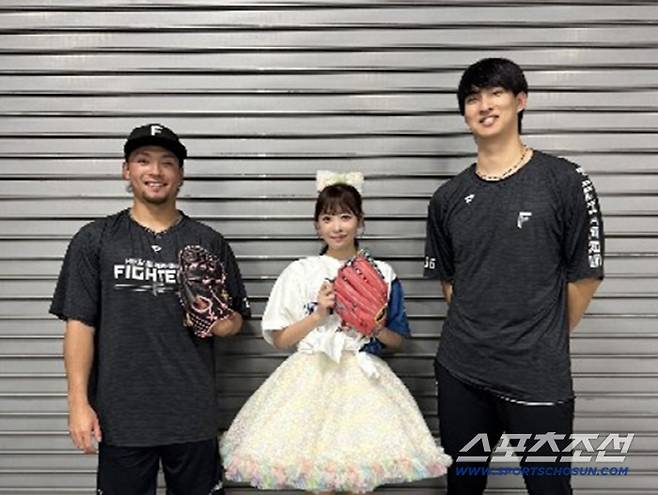 니혼햄 에이스 이토(왼쪽)와 주축 선발로 올라선 다쓰(오른쪽). 이토는 내년 소프트뱅크와 개막전에 선발로 나서고, 다쓰는 3차전에 등판한다. 사진캡처=니혼햄 파이터스 SNS