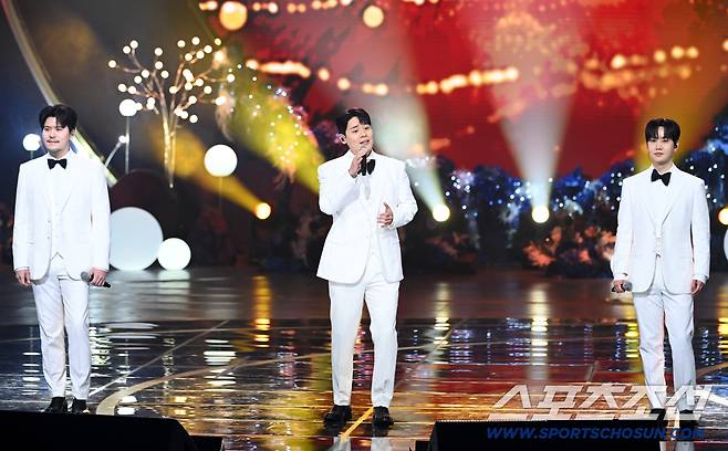 제46회 청룡영화상 시상식이 19일 여의도 KBS홀에서 열렸다. 라포엠이 멋진 무대를 선보이고 있다. 허상욱 기자  wook@sportschosun.com/2025.11.19/