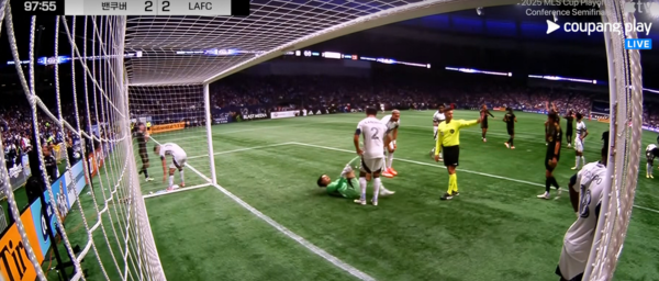 갑자기 그라운드에 눕는 다카오카 골키퍼. ⓒ쿠팡플레이