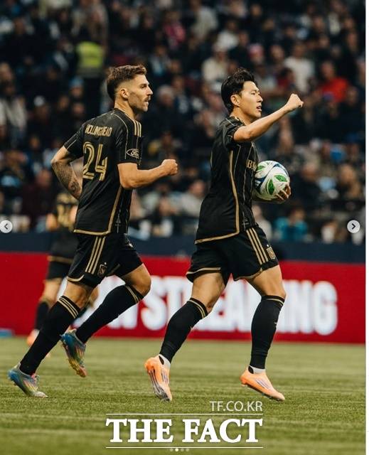 LAFC의 공격수 손흥민(오른쪽)이 23일 밴쿠버와 2025 MLS컵 PO 서부콘퍼런스 준결승전에서 후반 추격골을 기록한 후 경기 재개를 위해 달려가고 있다./LAFC