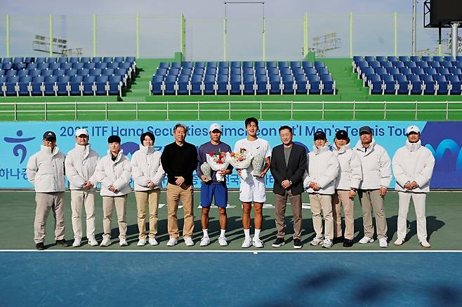 ITF 김천 1차 단식 시상식 단체사진