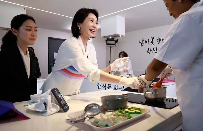 김혜경 여사가 22일(현지 시각) 남아프리카공화국 요하네스버그 주남아공한국문화원에서 열린 한-남아공 음식문화 만남 행사에서 참가자와 된장찌개를 만들며 대화하고 있다./연합뉴스