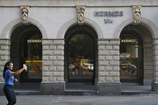 한 여성 소비자가 인도 뭄바이에 있는 프랑스 고가품 브랜드 에르메스 매장을 지나가고 있다. /연합뉴스
