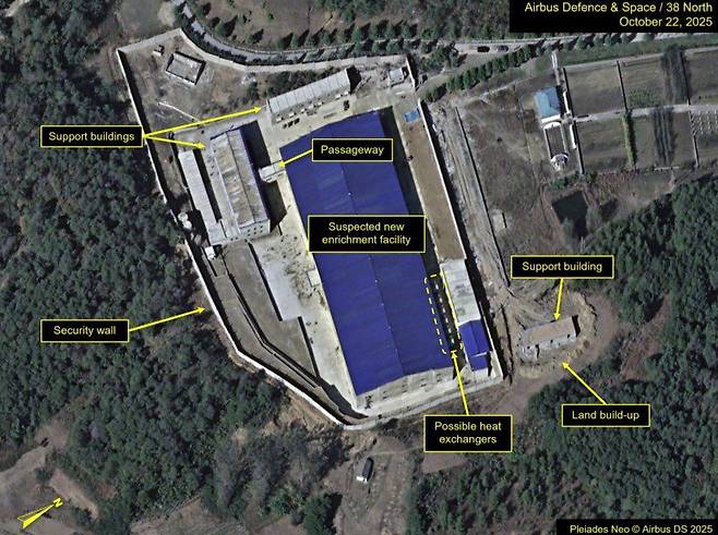 지난 10월 22일 촬영된 위성 영상에 따르면 영변 핵 시설 단지에는 우라늄 농축 시설로 보이는 건물이 신축된 것으로 보인다. 건물에는 열교환기 6개가 설치된 것으로 보인다. (38노스 갈무리)