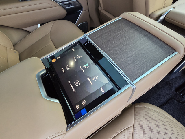 랜드로버 레인지로버 플러그인하이브리드(PHEV) 2열. 센터 암레스트(팔걸이)에서 시트, 공조 등을 터치 패널을 통해 조작할 수 있다. 장우진 기자