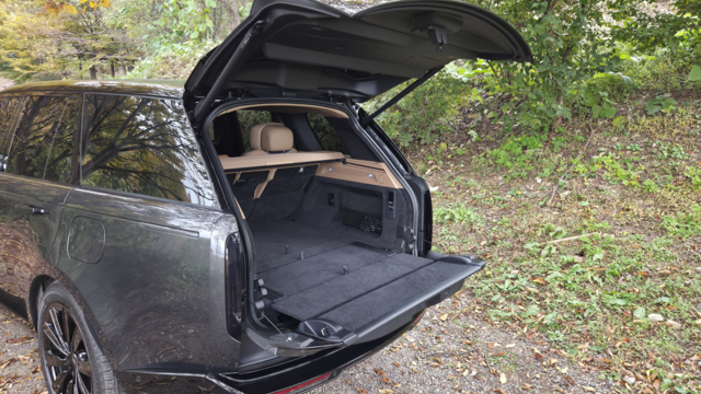 랜드로버 레인지로버 플러그인하이브리드(PHEV) 적재 공간과 벤치 시트. 장우진 기자