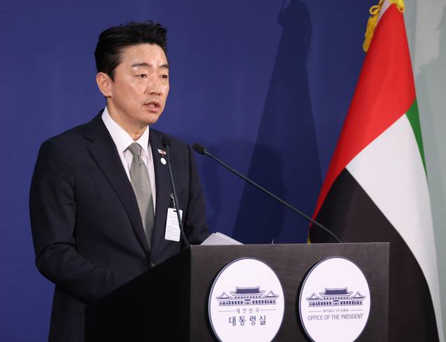강훈식 대통령비서실장이 아랍에미리트(UAE) 아부다비 한 호텔의 한국프레스센터에서 이재명 대통령 전략경제협력 특사 성과 관련 브리핑을 하고 있다. [연합뉴스]