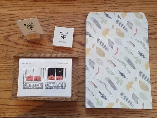 정기적으로 발간하는 책방 소식지와 쿠폰 및 책봉투. 이서수 제공