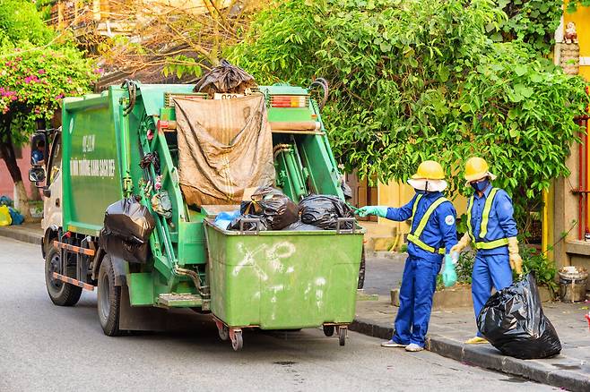 강원 양양군의 7급 운전직 공무원이 환경미화원들을 지속해서 폭행·강요했다는 의혹과 관련해 양양군이 사과하고 재발 방지를 약속했다. 게티이미지뱅크