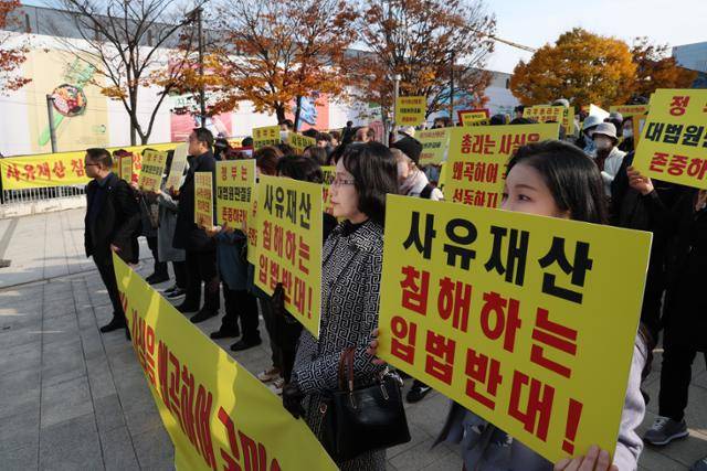 11일 서울 종로구 세운상가 앞 광장에서 세운4구역주민대표회의 관계자들과 토지주들이 서울시 도시 정비 계획에 대한 국가유산청의 우려 표명에 반발하는 집회를 열고 있다. 국가유산청은 유네스코 세계문화유산인 종묘 인근에 초고층 건물을 세우도록 허가한 서울시 방침에 반대 의사를 밝힌 상태다. 뉴시스