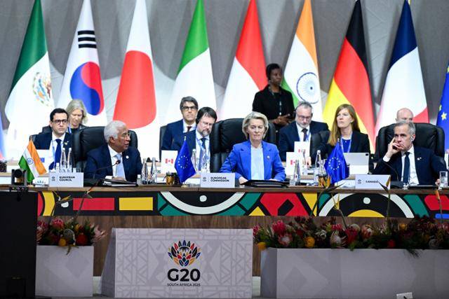22일 남아프리카공화국 요하네스버그에서 개막한 주요 20개국(G20) 정상회의 본회의에 참석하기 위해 우르줄라 폰데어라이엔(앞줄 가운데) 유럽연합(EU) 집행위원장 등 각국 정상들이 자리 잡고 있다. 요하네스버그=UPI 연합뉴스