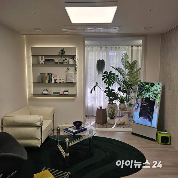 '의왕시청역 SK뷰 아이파크' 견본주택 내 전용 46㎡ 유니트 거실 전경. 2025.11.21 [사진=이효정 기자 ]