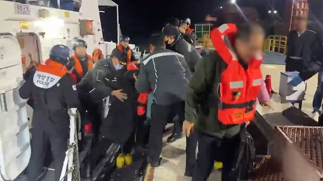 제주에서 목포로 향하다 좌초된 여객선에서 구조된 승객들 (사진, 목포해양경찰서)