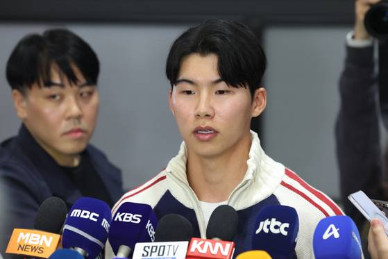 메이저리그(MLB) 진출 첫 시즌부터 월드시리즈(WS) 우승을 함께한 LA 다저스 김혜성이 6일 오후 인천국제공항을 통해 입국, 취재진 질문에 답하고 있다. 김혜성은 올해 정규시즌 71경기에 출전해 0.280의 타율과 3홈런 17타점 13도루 등을 기록했다.뉴스1