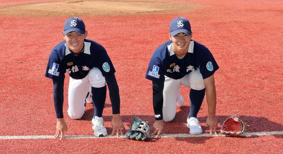 유신고 내야수 신재인(왼쪽)과 외야수 오재원. 2026년도 KBO 신인 드래프트에서 나란히 NC와 한화의 1라운드 지명을 받은 둘이 힘찬 도약을 다짐하고 있다. 강정현 기자