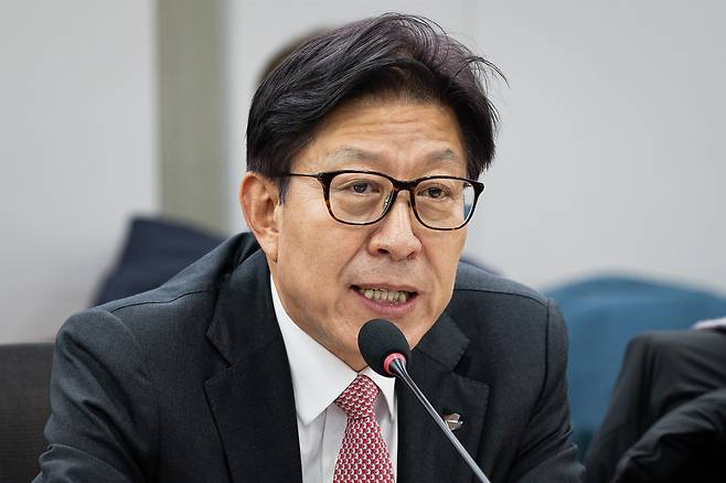 박형준 부산시장이 지난 19일 서울 여의도 국회 의원회관에서 열린 ‘글로벌 해양허브도시 부산’ 국회 릴레이 세미나에서 환영사를 하고 있다. 뉴스1